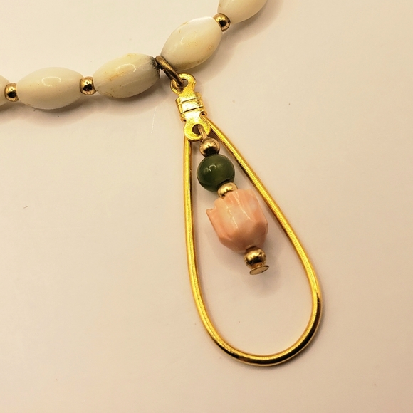 Very Pretty Mother of Pearl Oval Beaded Necklace With Rose and Jade Beads - Picture 6 of 9